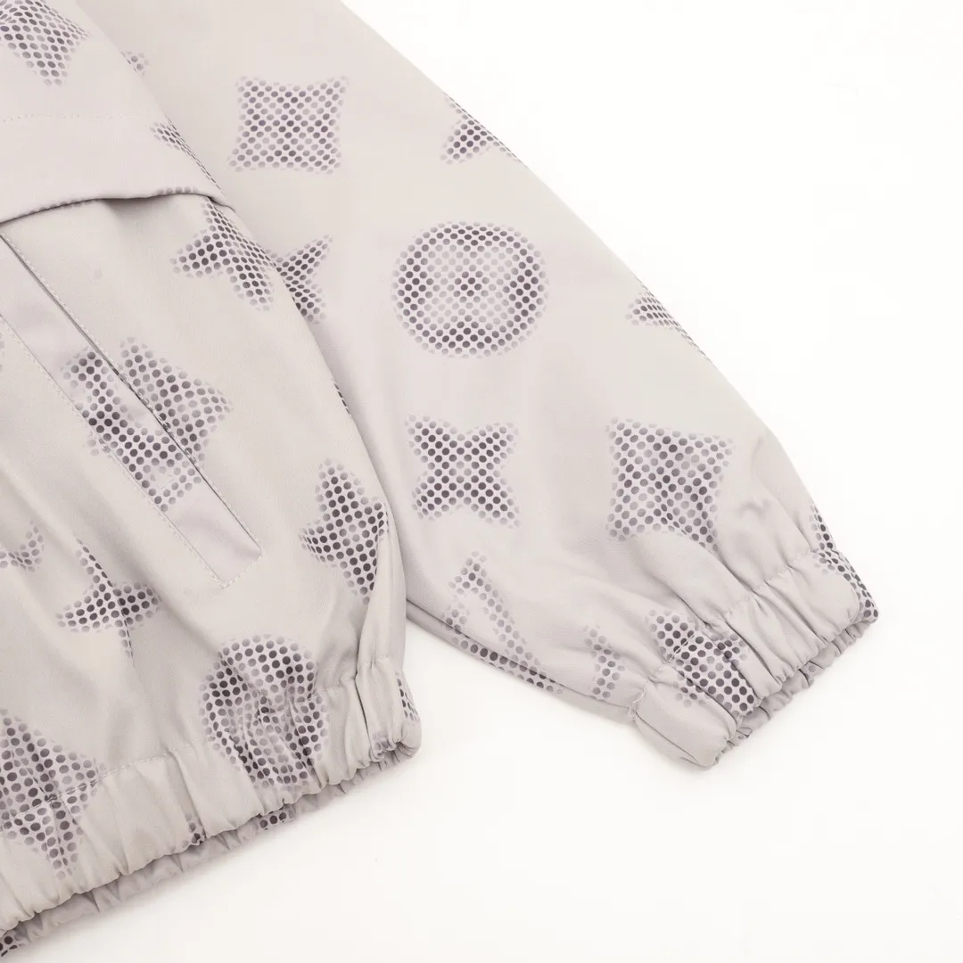 🅿️550 LouisVuitton/Louis Vuitton presbyopia all-over printed windbreaker zipper jacket. Purchase the original version and have it printed immediately. The fabric is made of custom densely spun technical fabric that is light and thin, and the upper body is silky and breathable. Infrared positioning cutting, workwear-style windbreaker design, the upper body is invincible and versatile. All details are customized and developed, and all hardware and accessories are restored to ZP. Size：XS-L